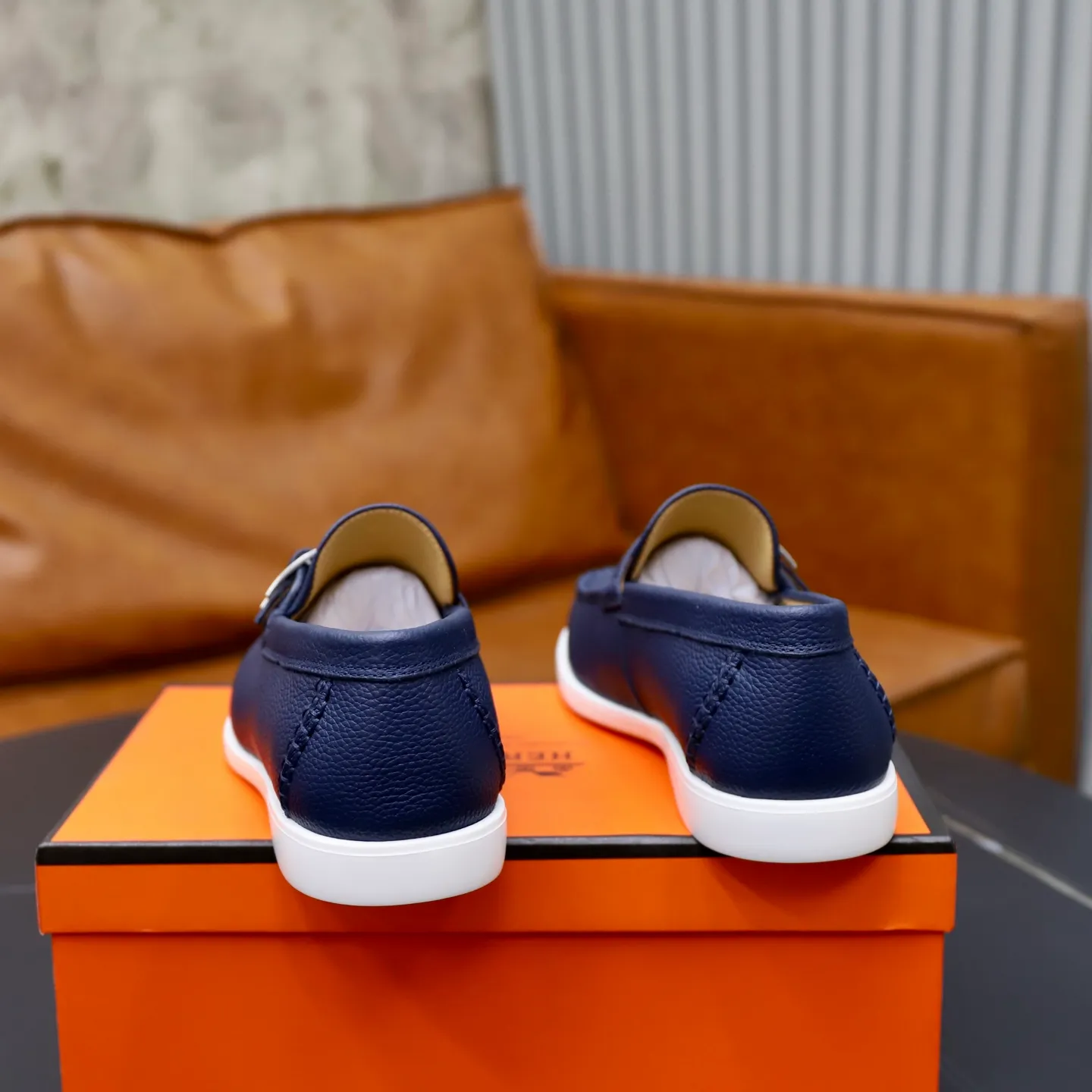 Ex-factory price: 560💰Hermès/Hermès slip-on men's shoes. This shoe is made of imported pebbled cowhide. It has simple and smooth lines and is combined with aerodynamically designed 3CM rubber foam ultra-light soles! Youthful and fashionable, classic H-shaped hardware buckle decoration, calf lining gently wraps the feet, with logo cowhide feet, casual and urban style, highlighting youthful vitality, sports and leisure version, super versatile, code number: 38-39-40-41-42-43-44 standard leather shoe size (45 can be customized but does not support returns)